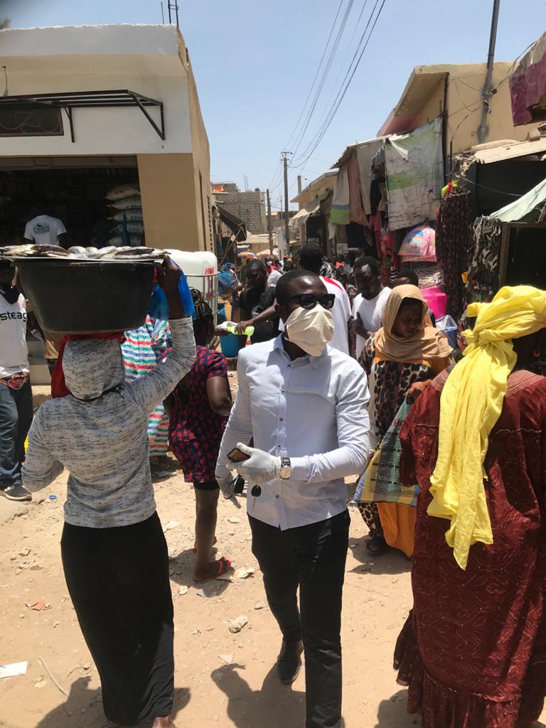 Un bénévole de l'association 100 volontaires sur le terrain dans les rues de Dakar