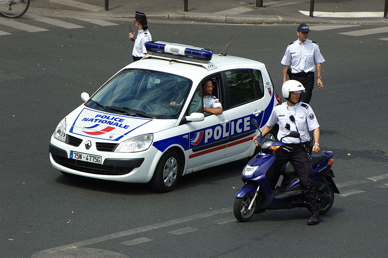 800px-Police_préparant_larrivée_dune_manifestation