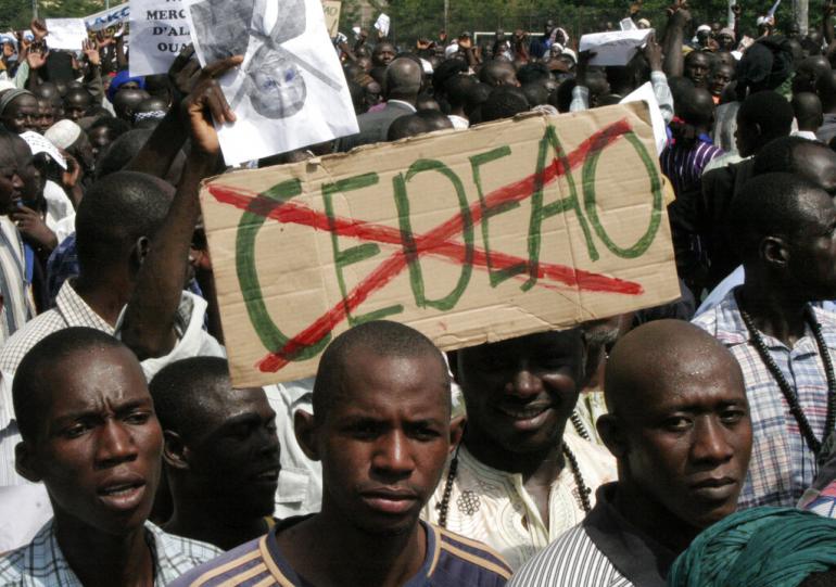 Des manifestants maliens